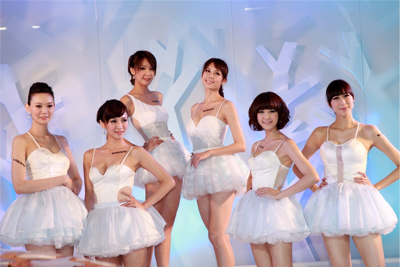 2012模特车展亮相走秀图片 多个美女集合